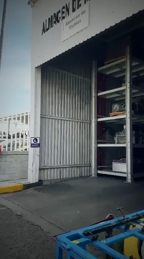 Halcón Harris de Ozetta saliendo de un almacén de una planta industrial para volar al guante de su cetrera