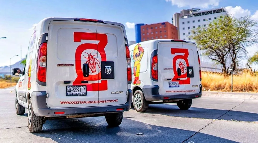 Camionetas de la flotilla de Ozetta Fumigaciones, con base en León, rotuladas con el logotipo de la empresa