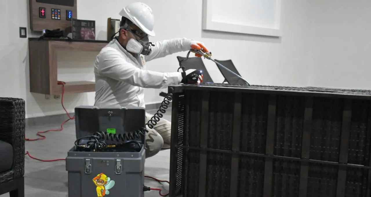 Técnico de Ozetta con equipo de protección preparando el equipo de desinfección antes de un servicio